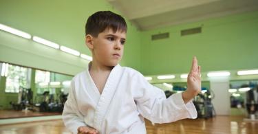 A child fights at school: what should parents do?